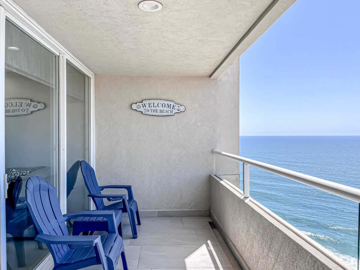 Beachfront luxury 3-bedroom condo, 12th floor