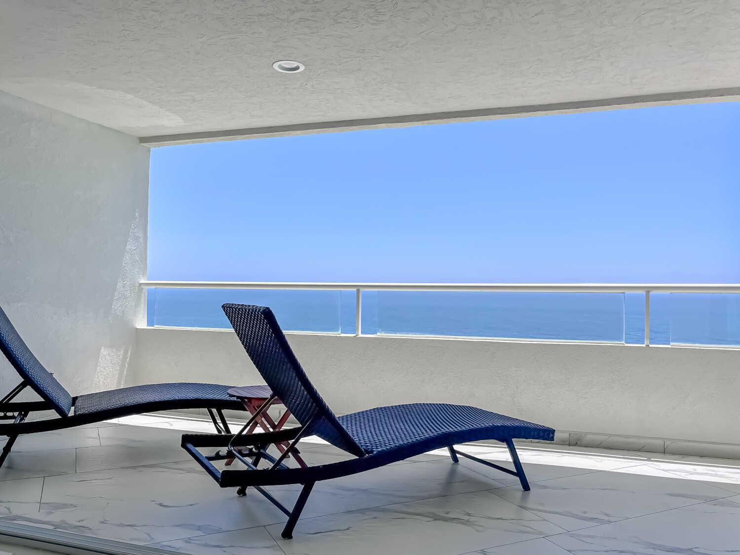 Dream beachfront 2-bedroom condo, 11th floor