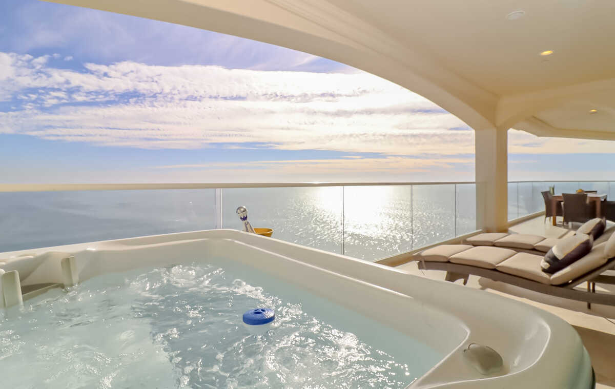 Luxury dream 2-bedroom condo with private jacuzzi, 17th floor