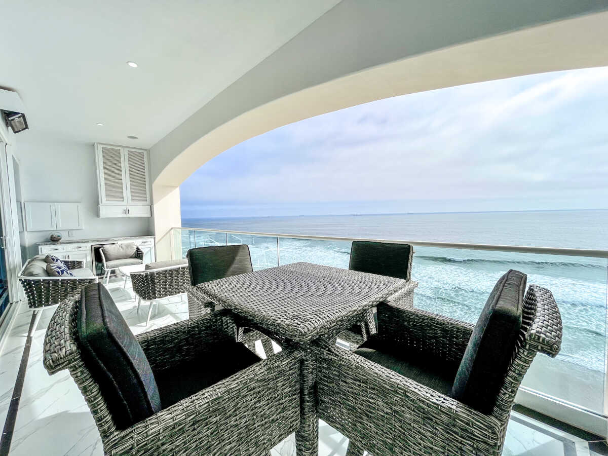 Luxury beachfront 4-bedroom condo, 11th floor