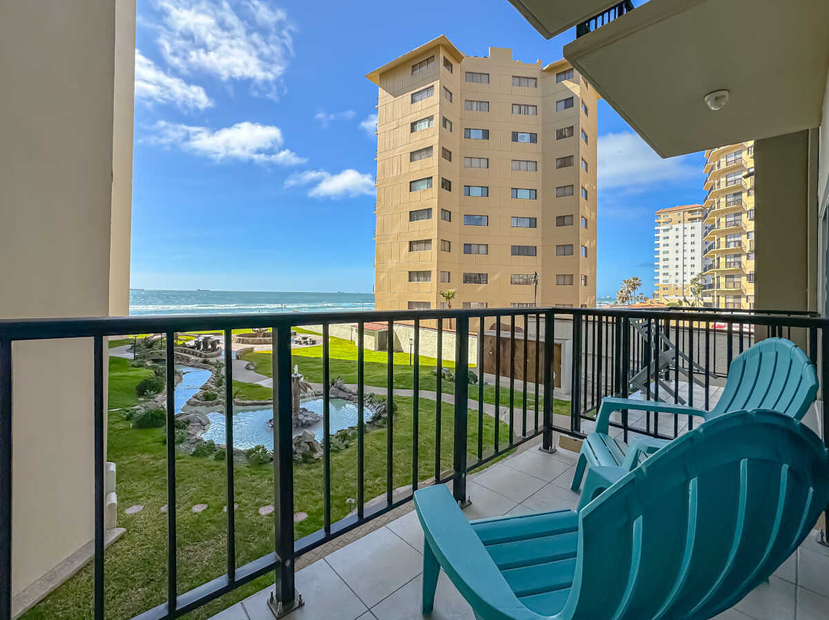 Downtown Oceana Condo 2 minute walk to Papas & Beer